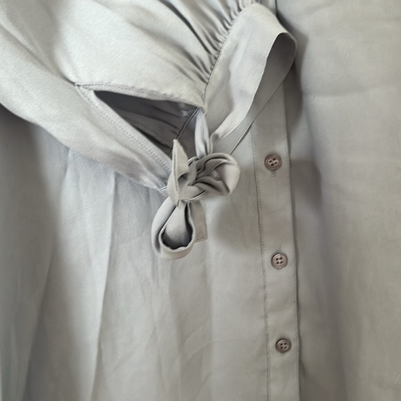 Ann Taylor v neck house with decor sleeves in size Medium - Picture 5 of 7